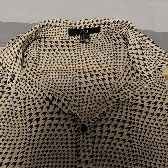 Black and white top - Picture 2 of 5